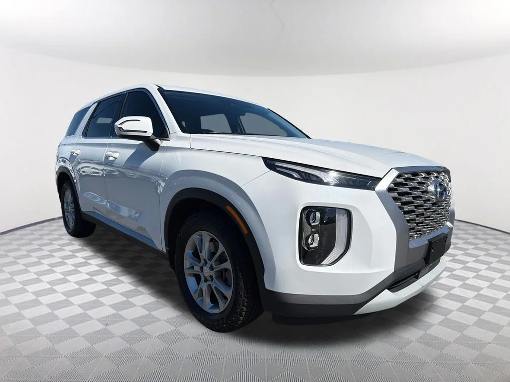 Used 2022 White Hyundai SE image 3