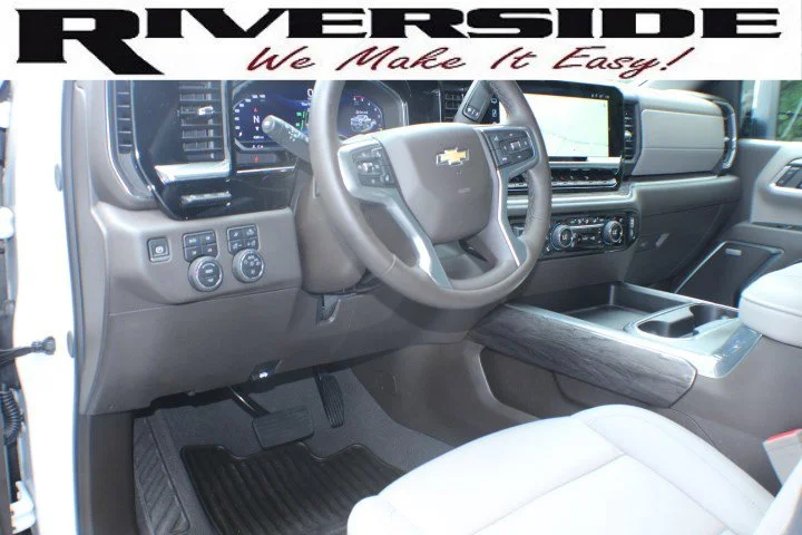 Used 2025 Summit White Chevrolet LTZ image 9