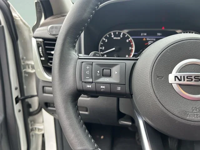 Used 2021 White Nissan SL image 32