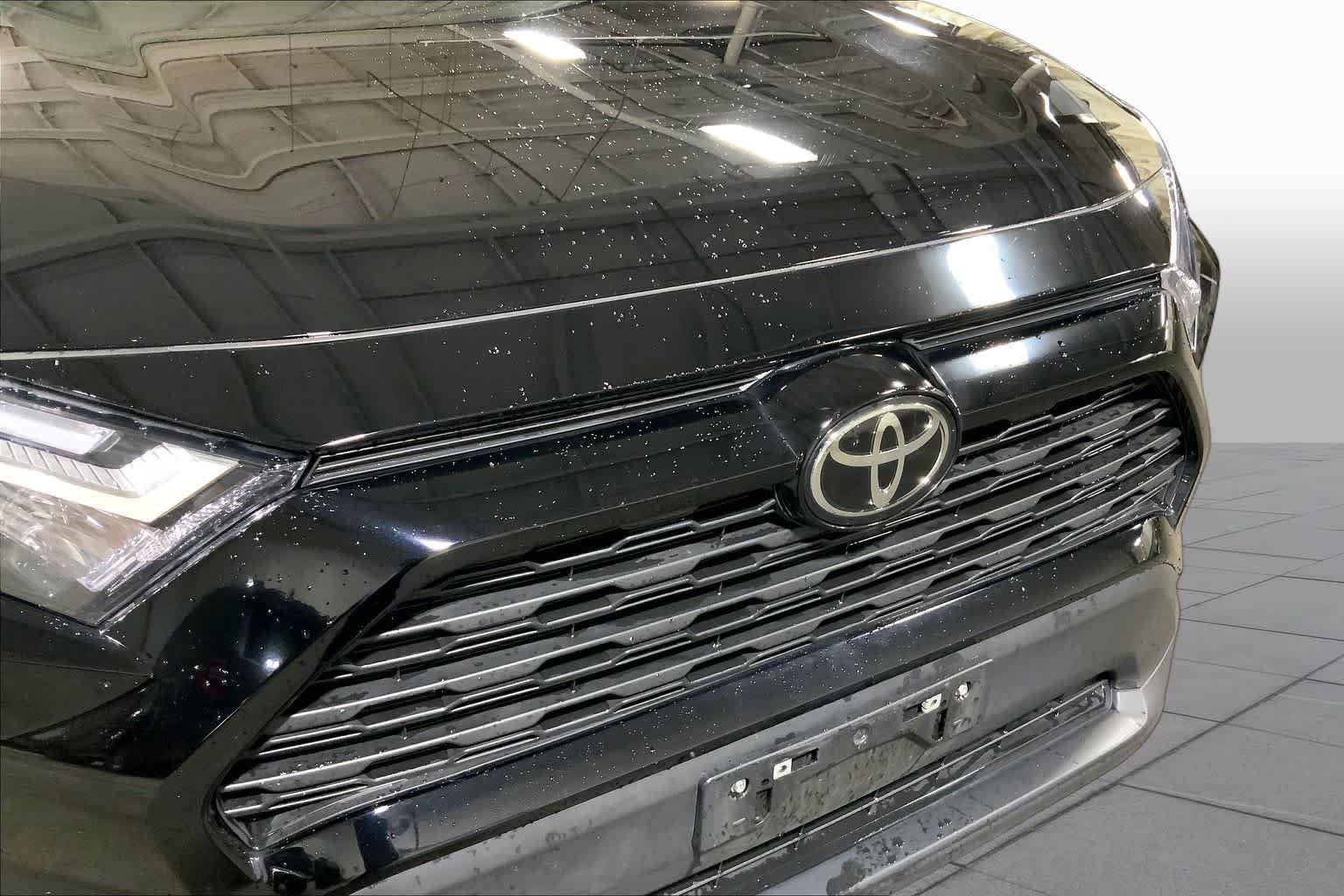 Used 2025 Midnight Black Metallic Toyota XLE image 30