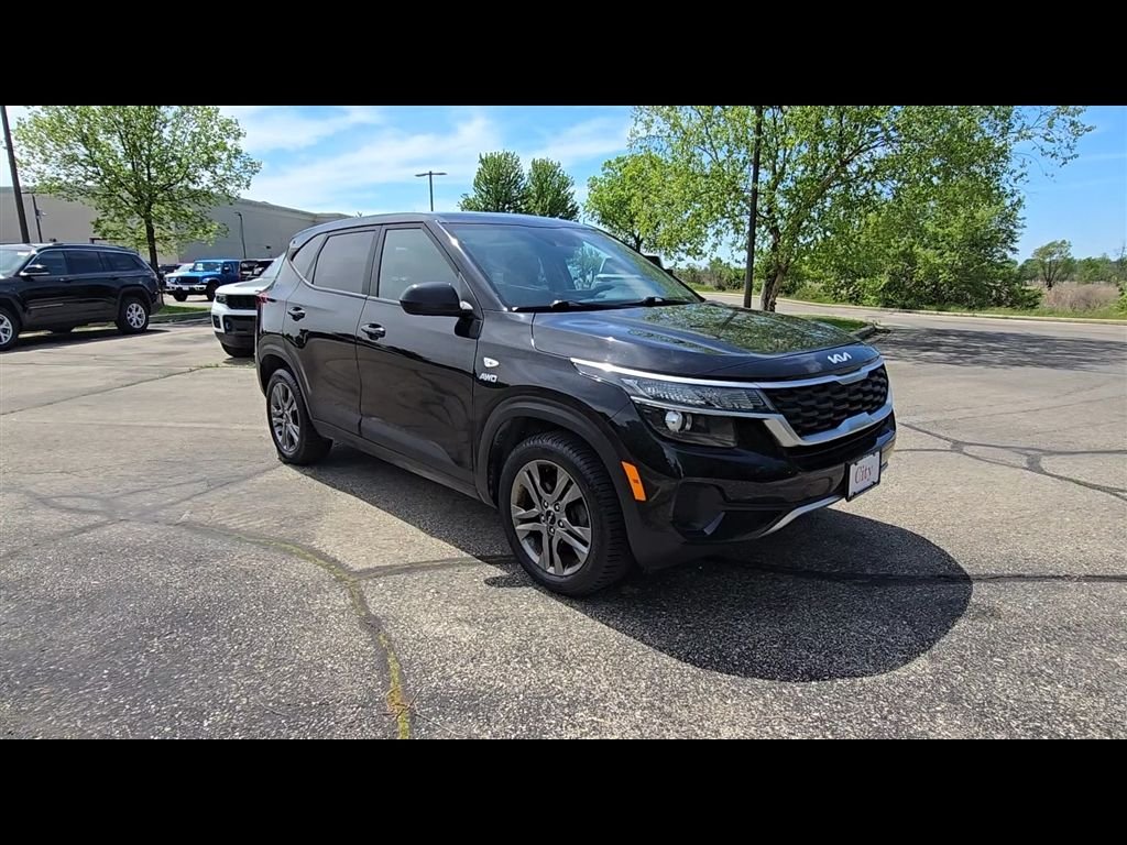 Used 2022 Black Kia LX image 9