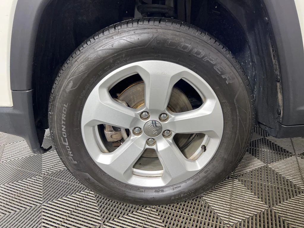 Used 2019 White Clearcoat Jeep Latitude image 25