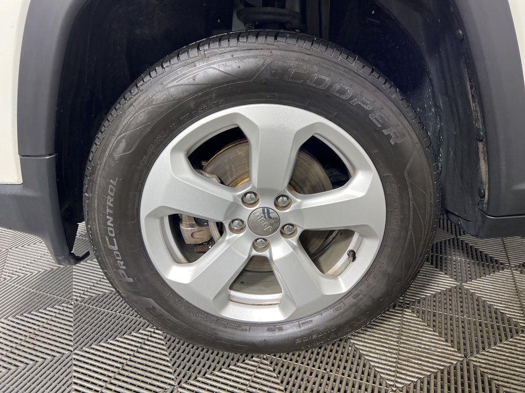 Used 2019 White Clearcoat Jeep Latitude image 25