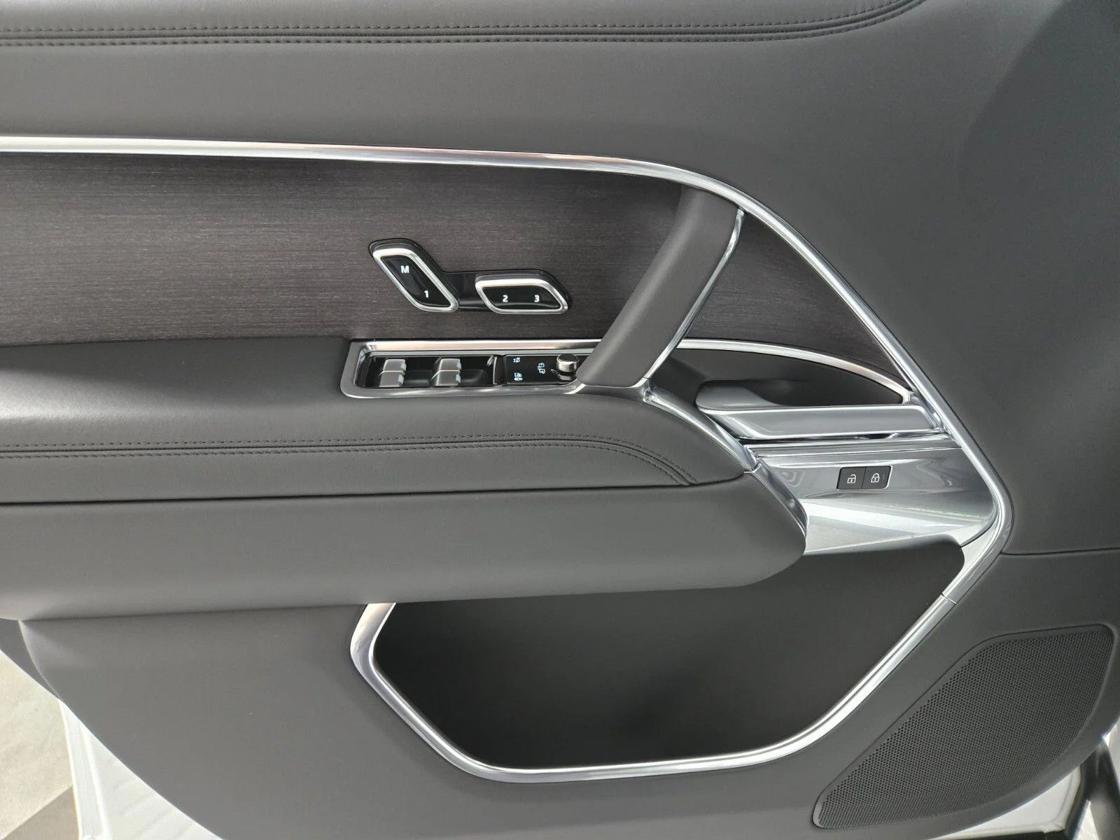 New 2026 Fuji White Land Rover SE image 22