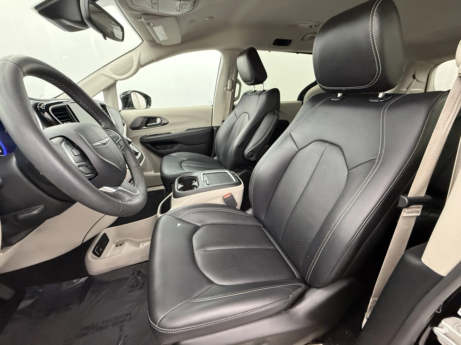 Used 2024 Diamond Black Crystal Pearlcoat Chrysler Touring L image 20