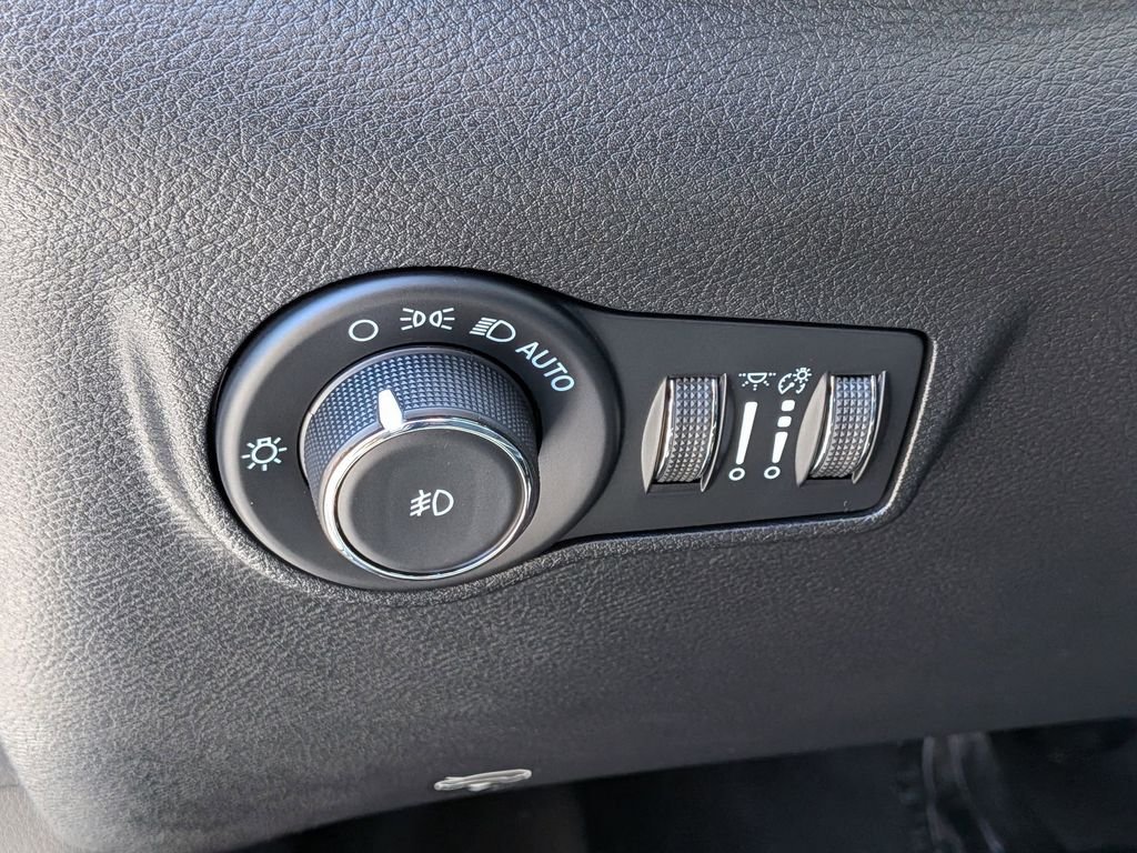 Used 2023 Gray Jeep Latitude image 14