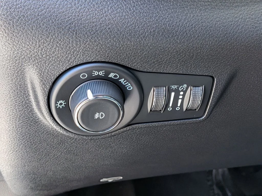 Used 2023 Gray Jeep Latitude image 14