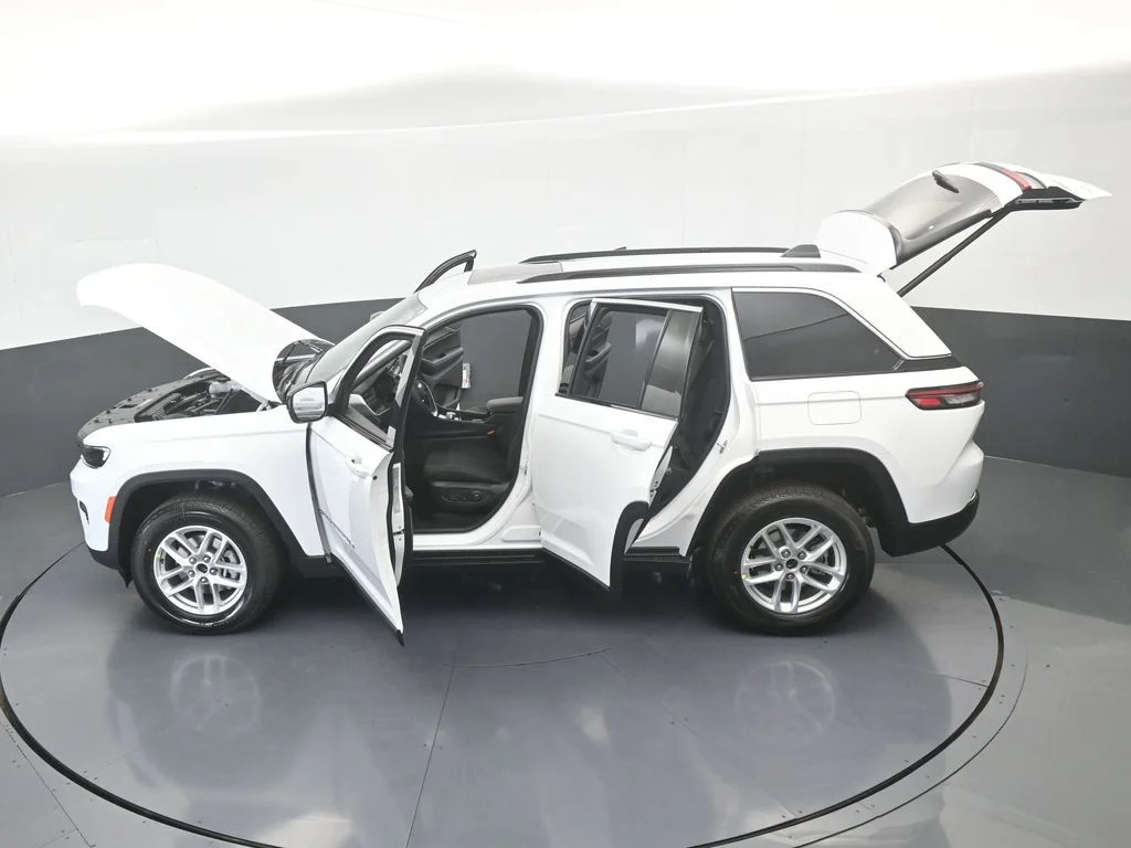 New 2026 Bright White Clear-Coat Exterior Paint Jeep Laredo X image 62