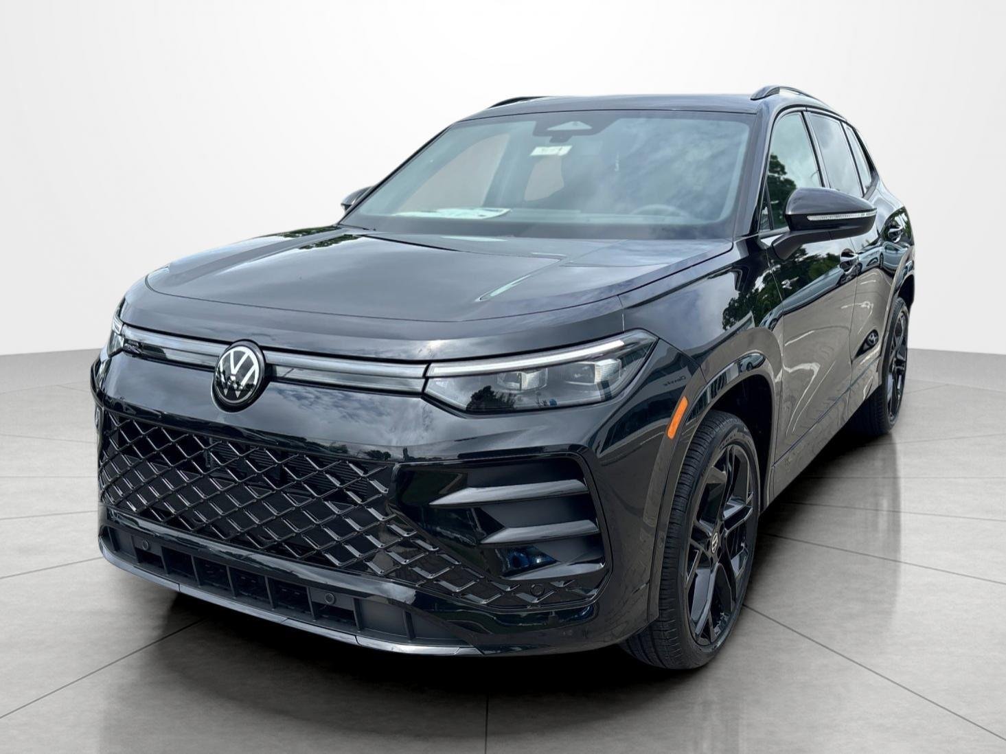 2026 Volkswagen Tiguan 2.0T SE R-Line Black 4Motion's photo