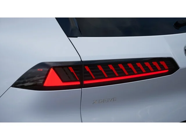 Used 2027 Alpine White BMW  image 8
