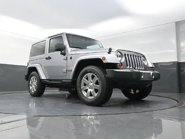 Used 2013 Silver Jeep Sahara image 28