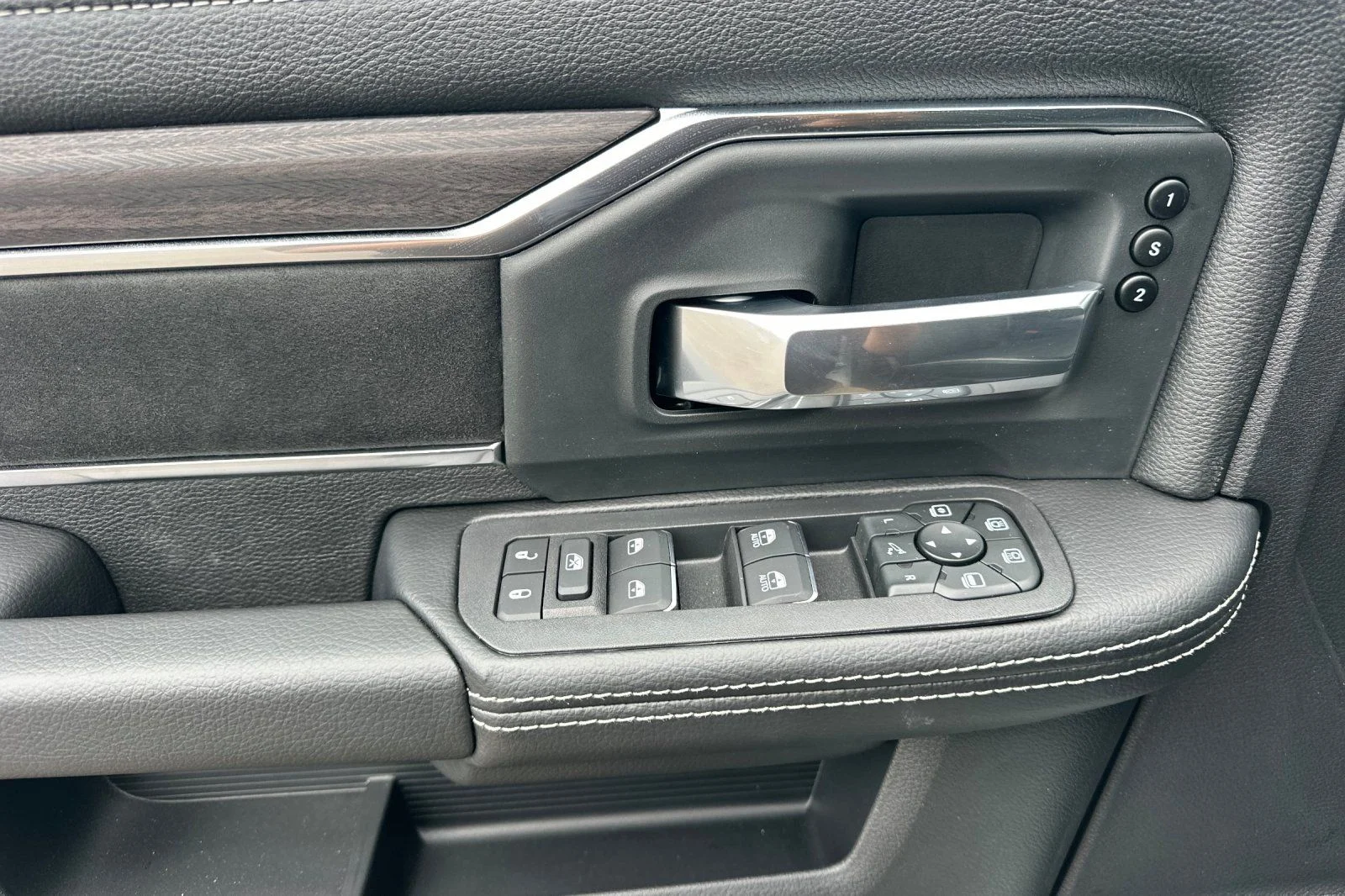 2026 RAM 2500 Laramie - Photo 8