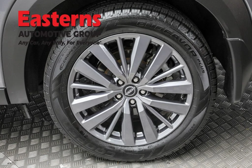 Used 2023 Gray Nissan SL image 8