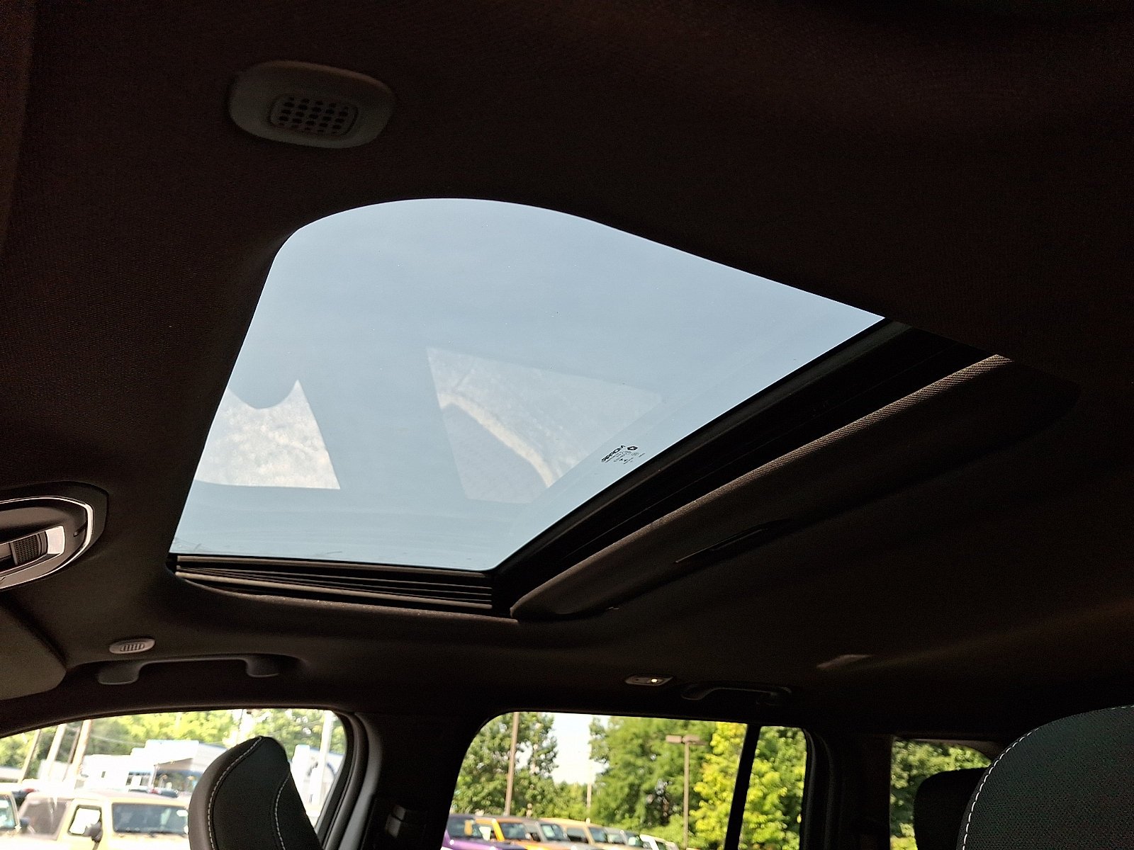 New 2026 Diamond Black Crystal Pearlcoat Jeep Laredo X image 10