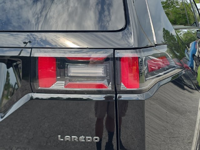 New 2026 Diamond Black Crystal Pearl-Coat Exterior Paint Jeep Laredo image 8