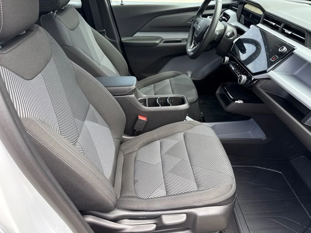 New 2027 Summit White Chevrolet LT image 9