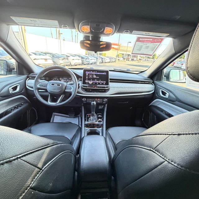 Used 2024 White Jeep Latitude image 30