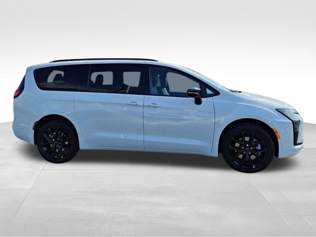 New 2027 Bright White Clear-Coat Exterior Paint Chrysler Limited image 6