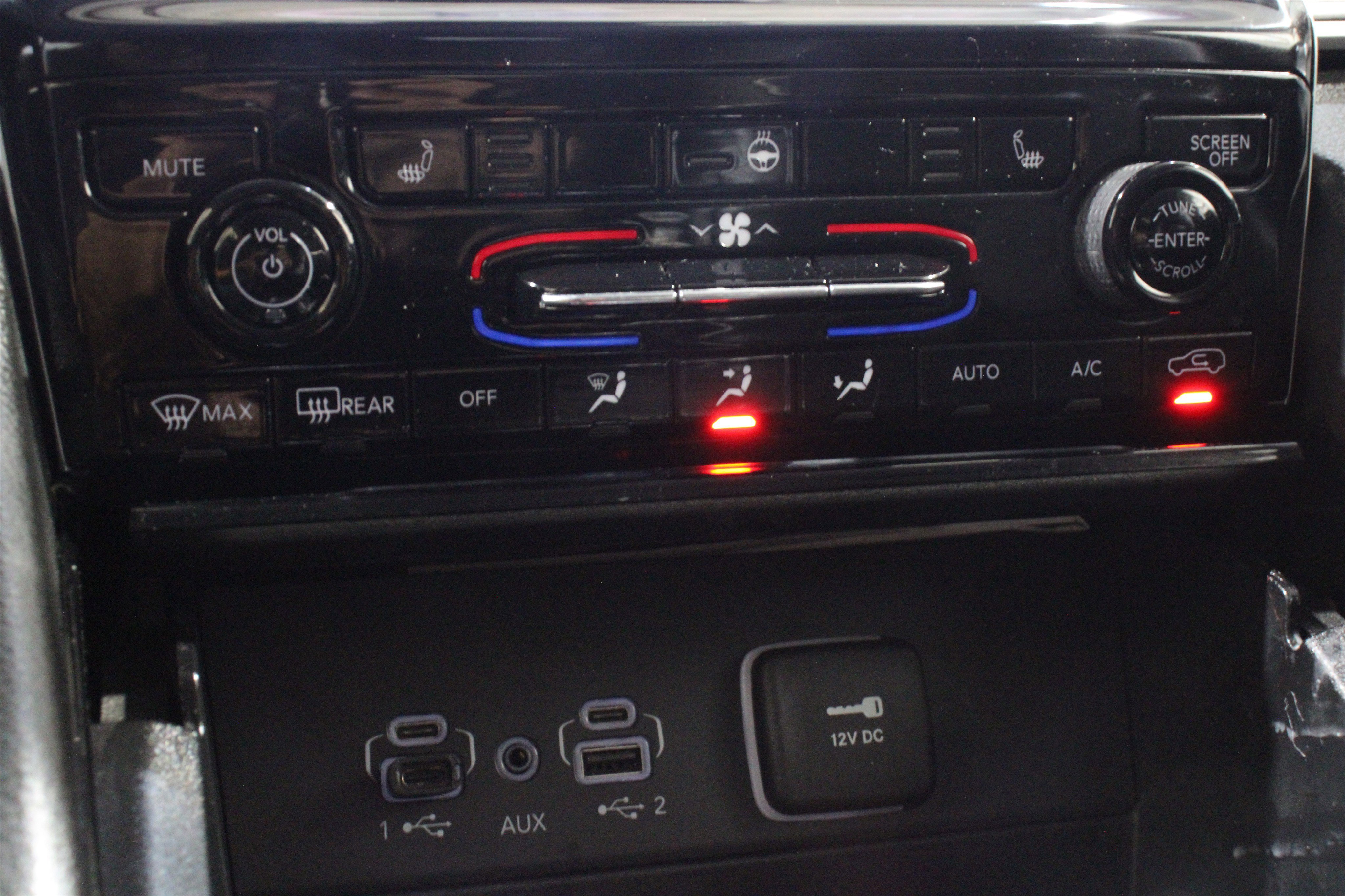 Used 2023 Diamond Black Crystal Pearlcoat Jeep Limited image 19