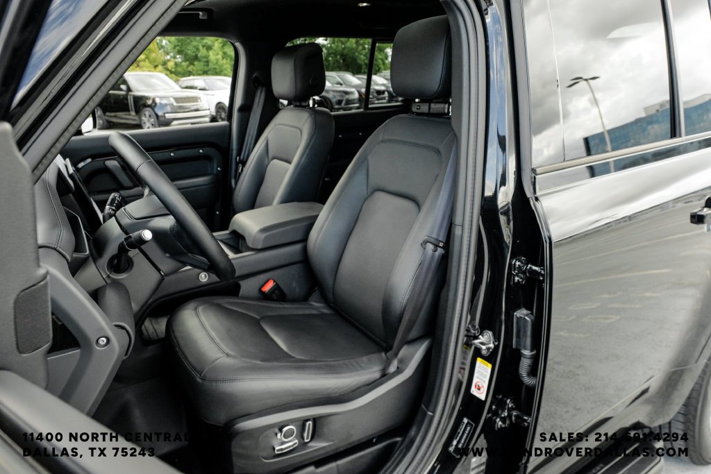Used 2025 Black Land Rover X-Dynamic SE image 40