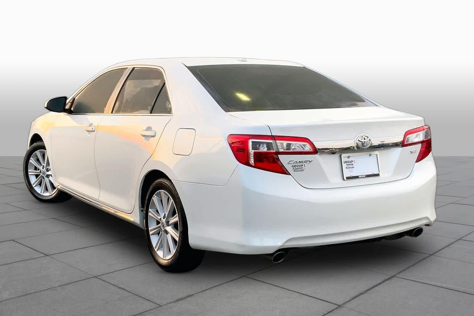 Used 2014 Blizzard Pearl Toyota XLE image 11
