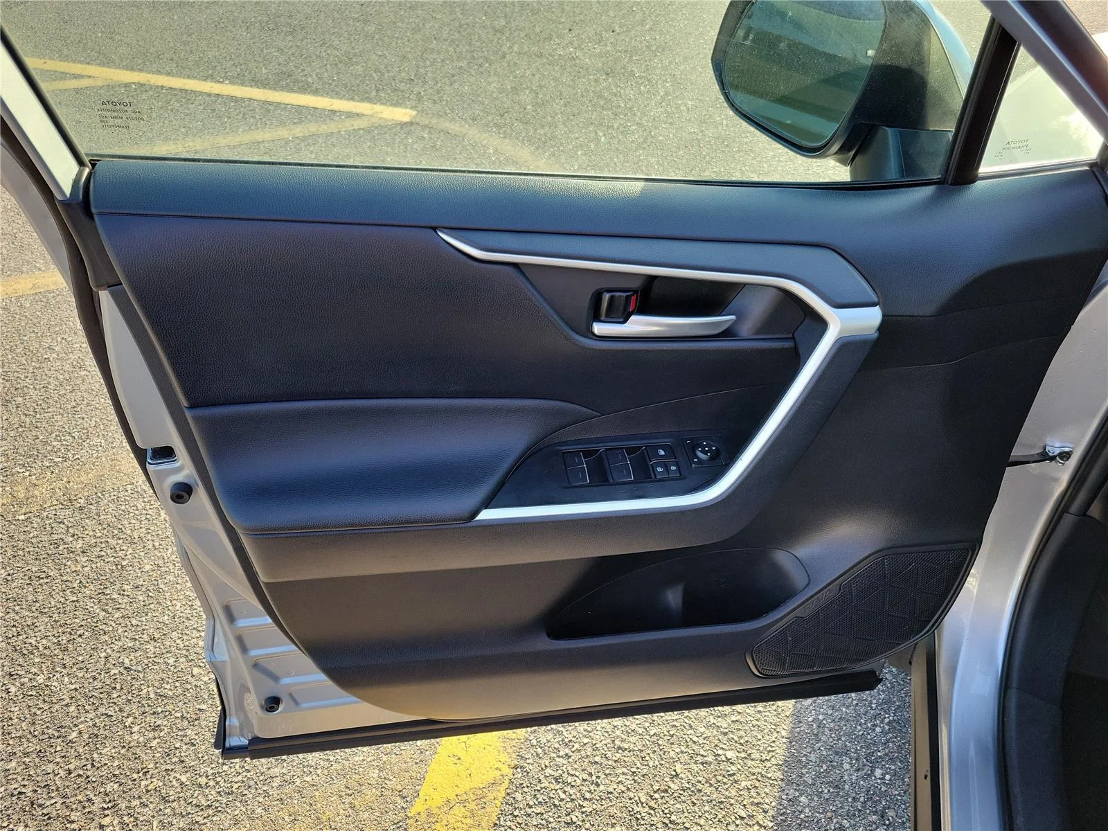 2025 Toyota RAV4 XLE - Photo 10