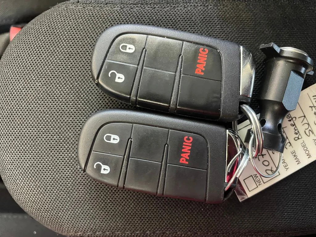 Used 2018 Gray Jeep Latitude image 18