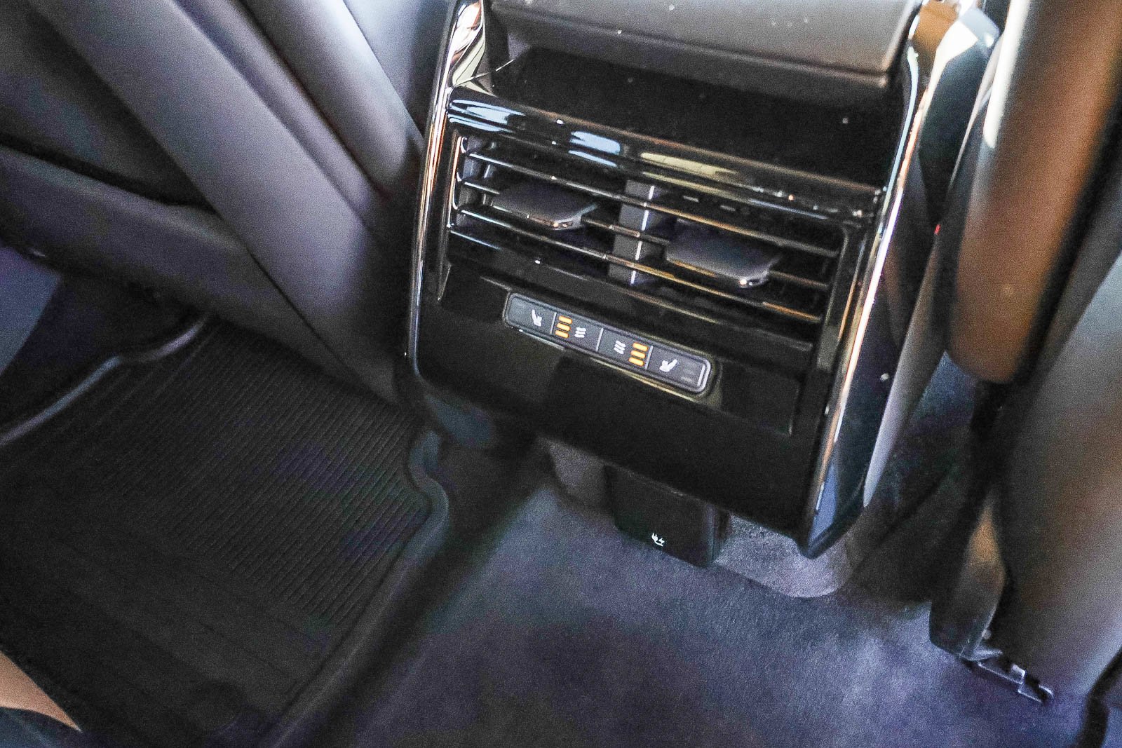 New 2026 Santorini Black Land Rover Dynamic SE image 14