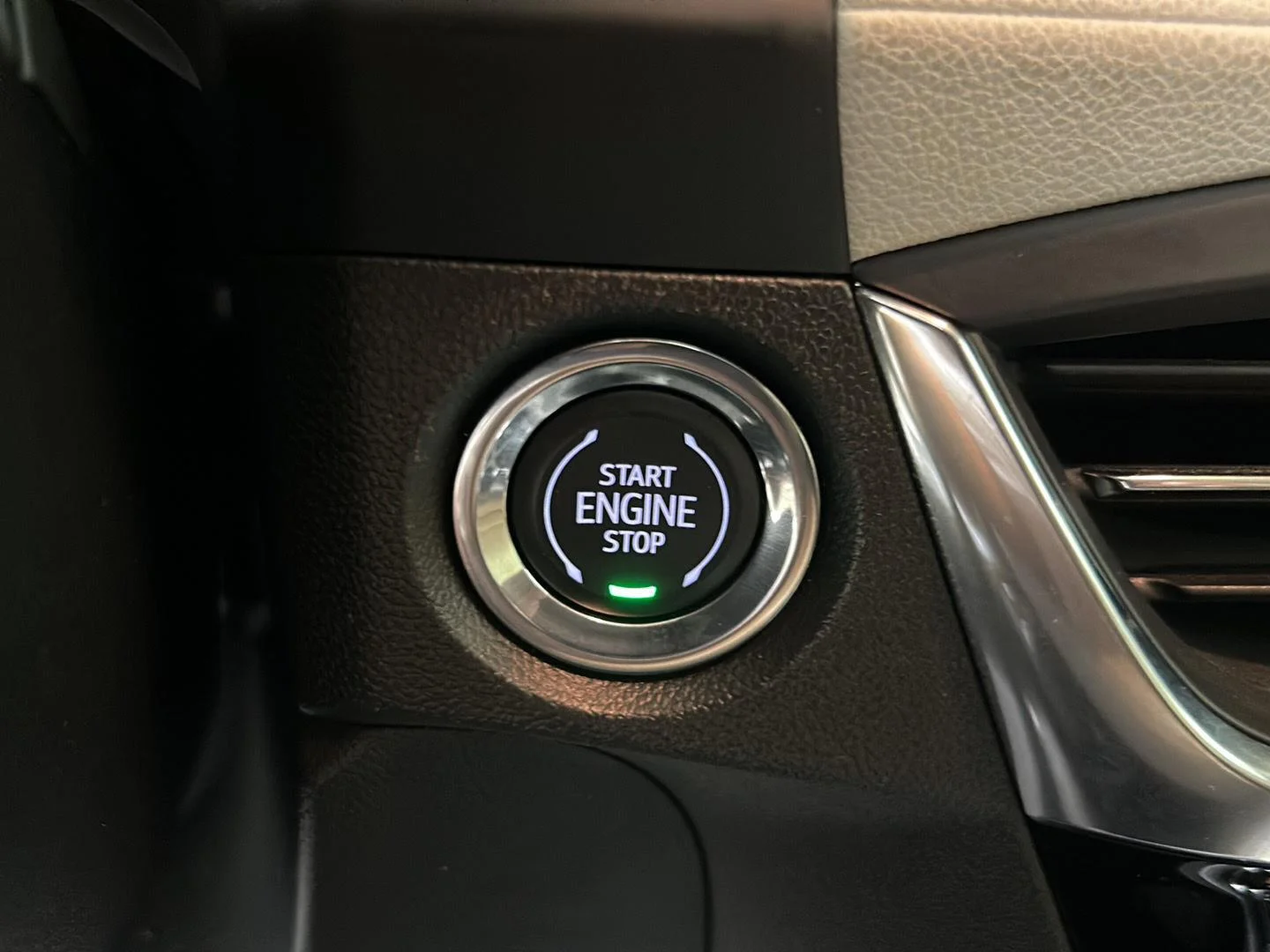 Used 2024 White Frost Tricoat Buick Avenir image 25