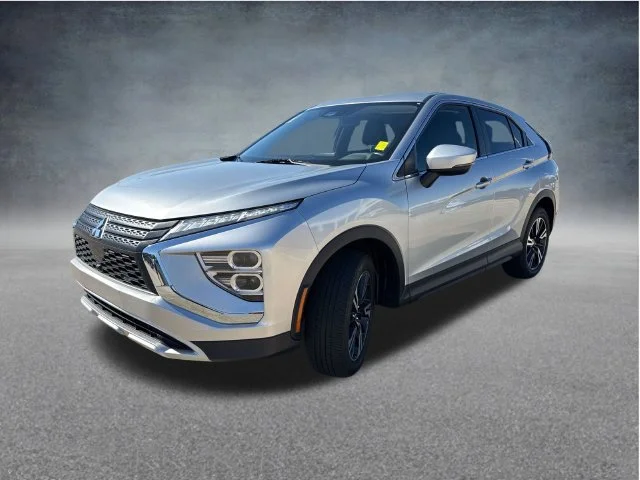 Used 2025 Silver Mitsubishi SE image 5