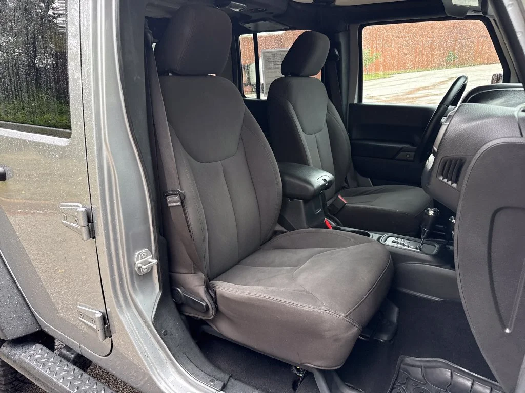 Used 2018 Silver Jeep Unlimited Sport image 25