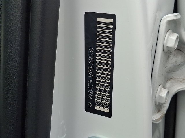 Used 2023 White Kia Wave image 28