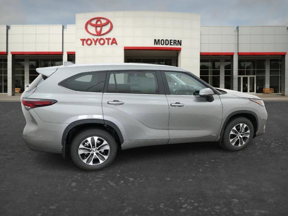 New 2026 Heavy Metallic Toyota Hybrid XLE image 17