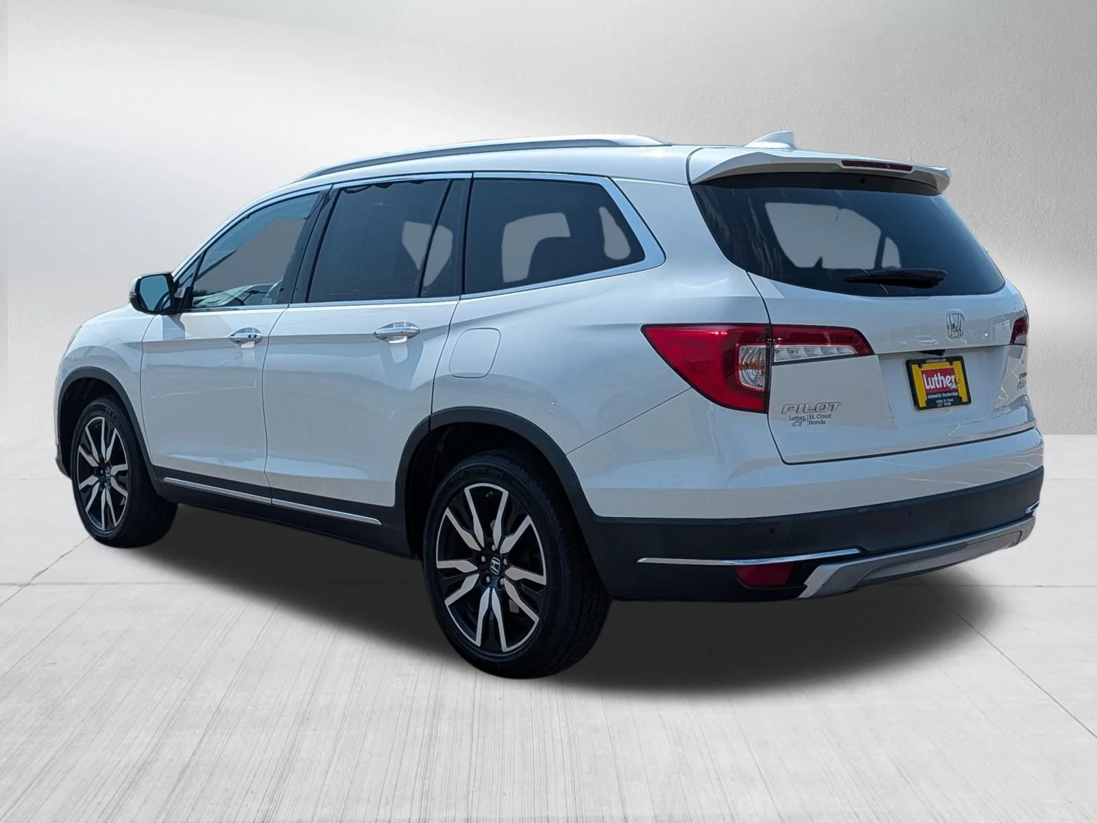 Used 2019 White Diamond Pearl Honda Touring 8-Passenger image 5