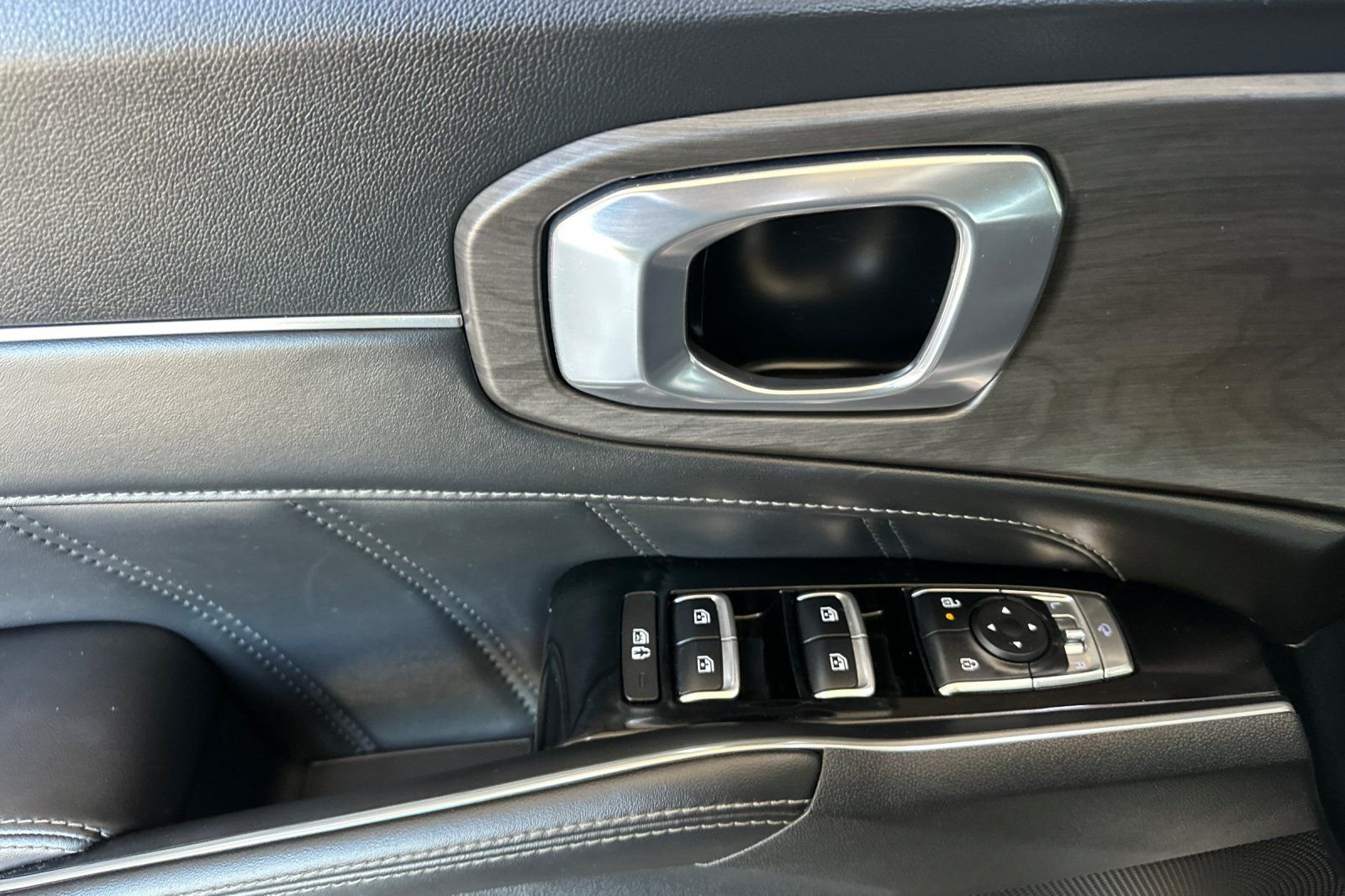 Used 2024 White Kia X-Line SX image 11