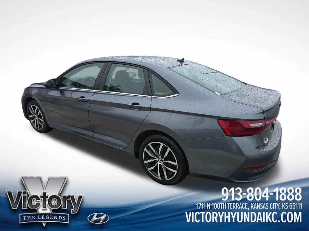 Used 2025  Volkswagen 1.5T SE image 3