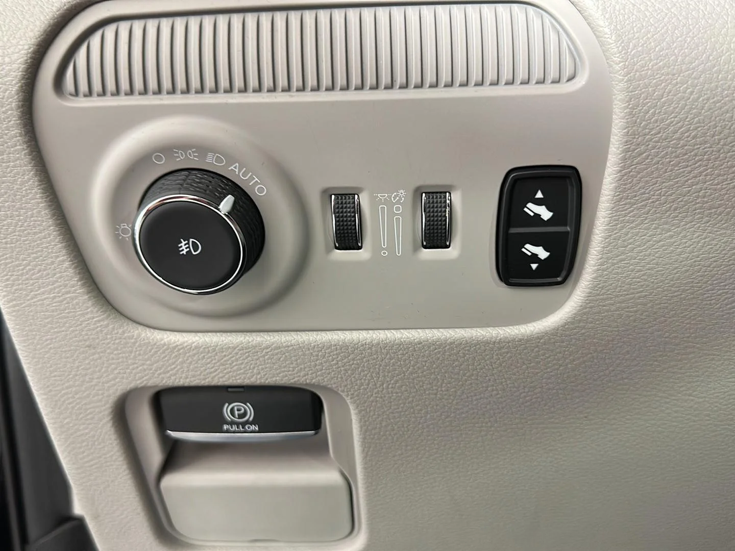Used 2022 Diamond Black Crystal Pearlcoat Jeep Series II image 26
