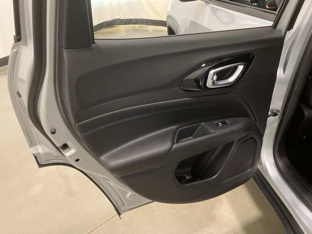 New 2026 Silver Zynith Metallic Clear-Coat Exterior Paint Jeep Limited Altitude image 10