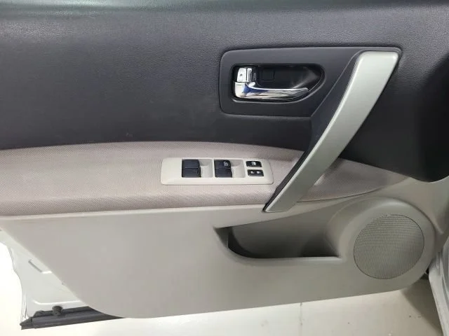 Used 2011 Brilliant Silver Nissan S image 17