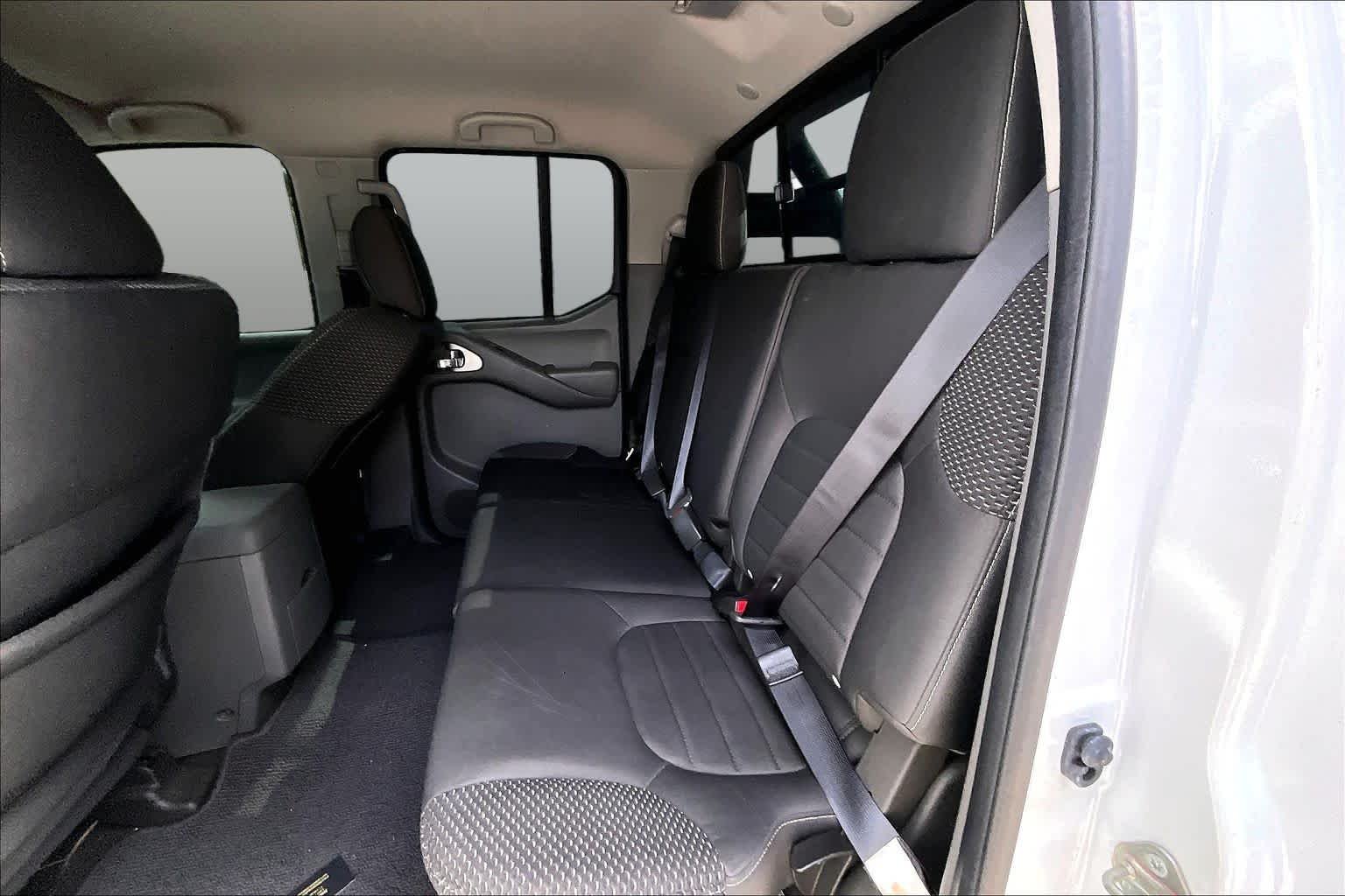 Used 2018 Glacier White Nissan Desert Runner image 20