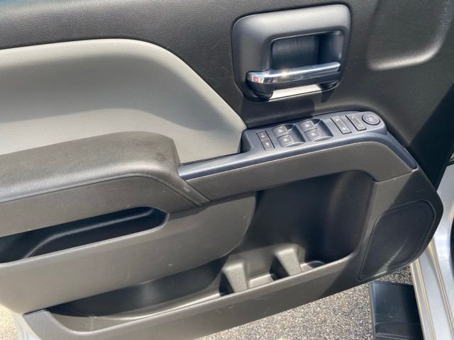 Used 2018 Silver Ice Metallic Chevrolet Custom image 33