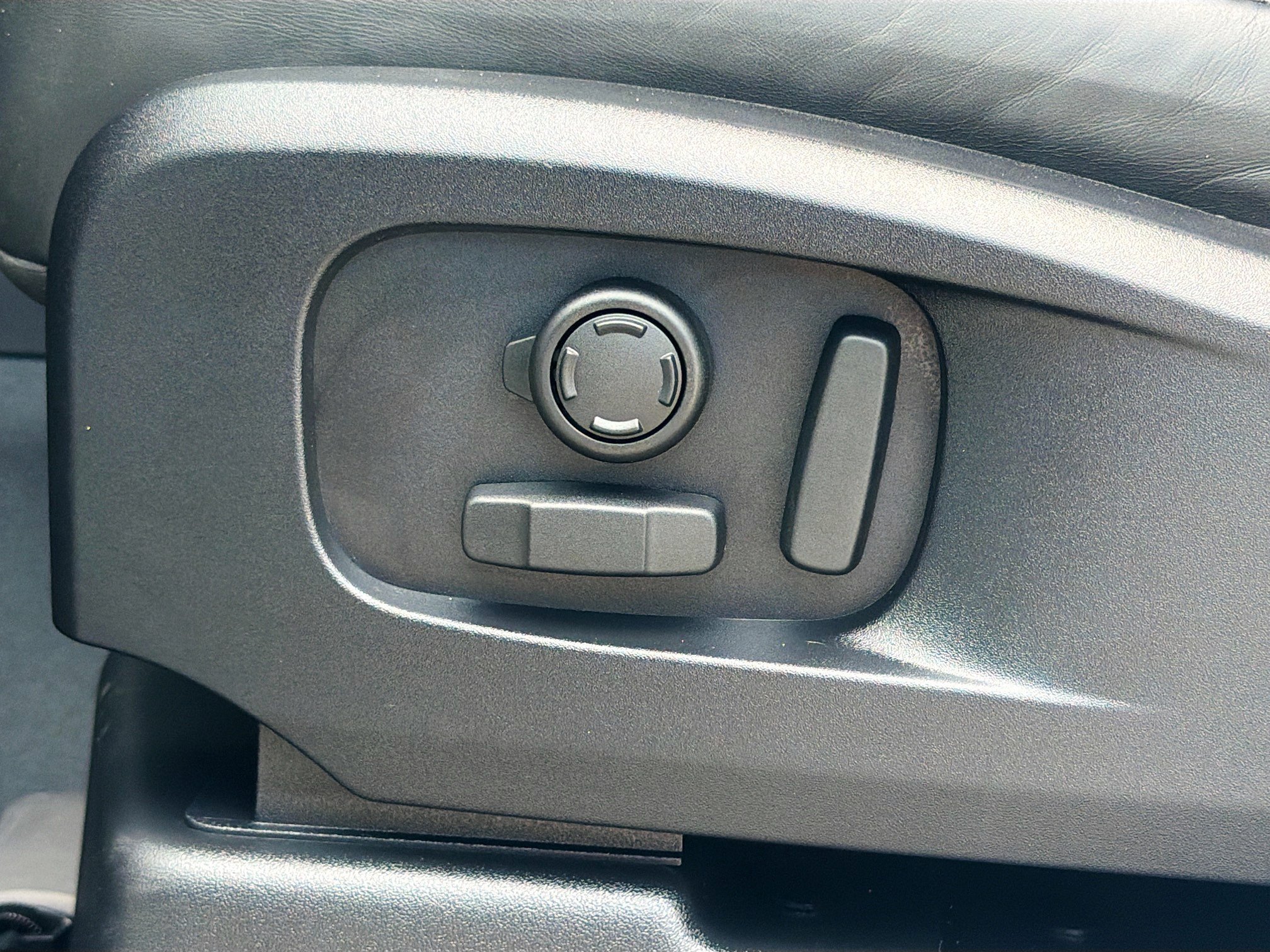Certified Used 2025 Fuji White Land Rover S image 24