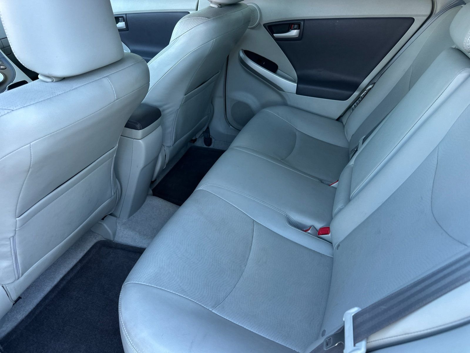 Used 2010 Classic Silver Metallic Toyota I image 11