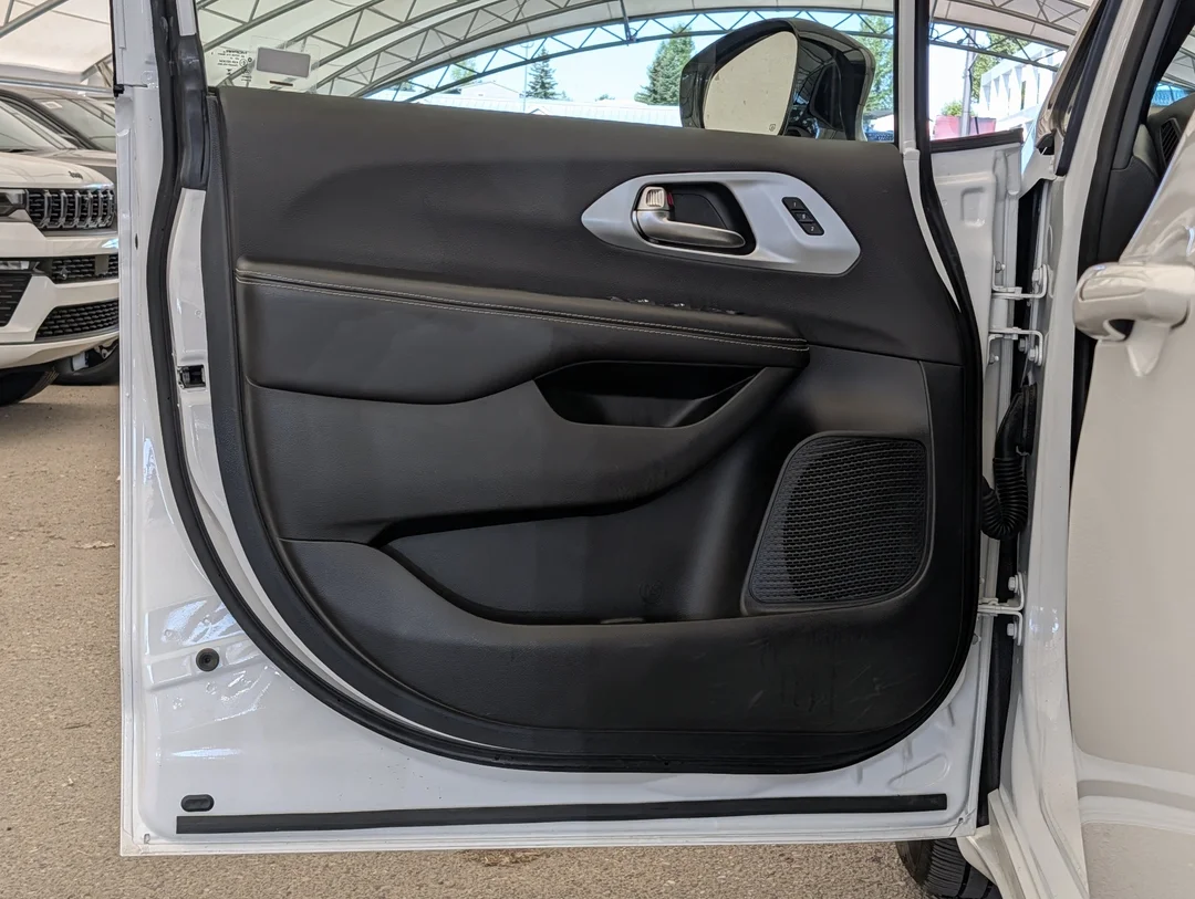 Used 2026 White Chrysler Limited - Nappa Leather - Heated Wheel - Remote Start - Panoramic Sunroof & More image 12