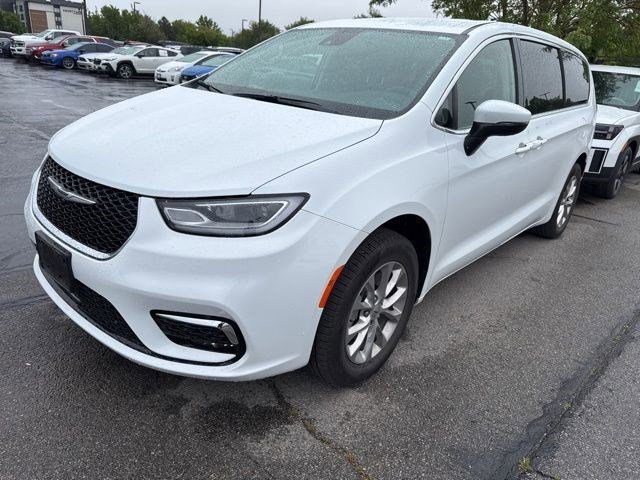 2023 Chrysler Pacifica Touring L AWD's photo