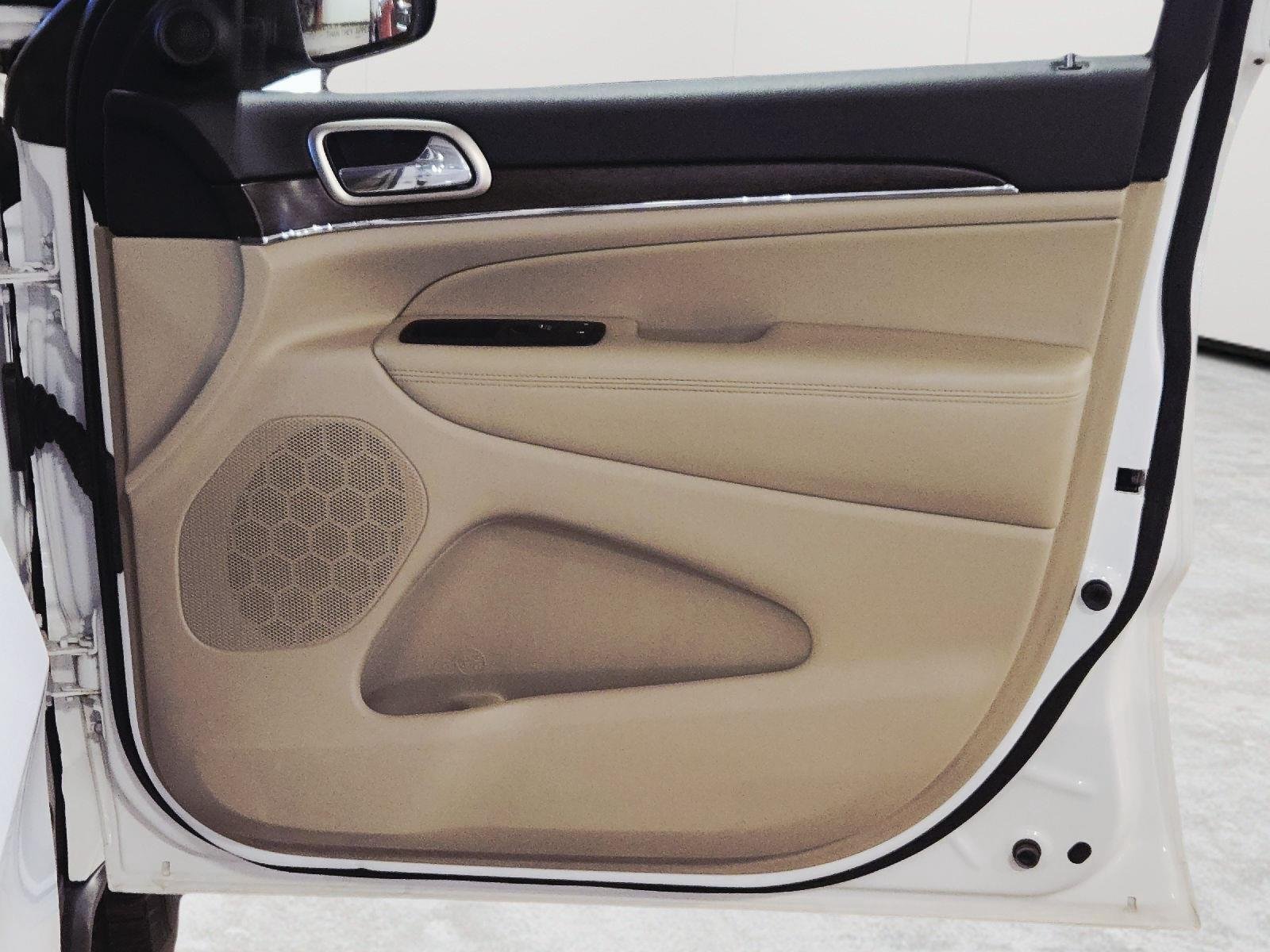 Used 2015 Bright White Clearcoat Jeep Limited image 64