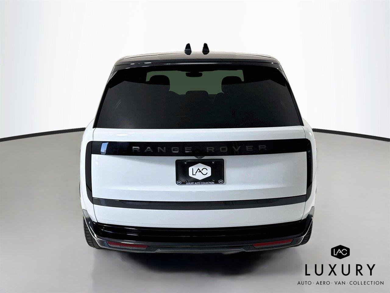 Used 2024 Fuji White Land Rover SE | Blackout Pkg | 360 Camera | Heated/Vented Seats image 7