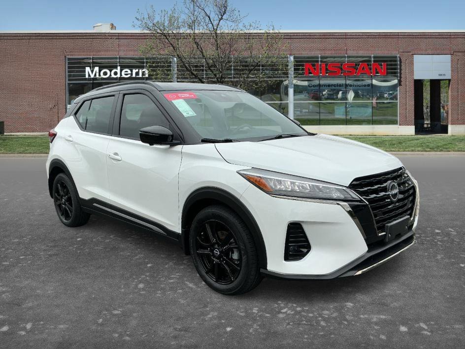 Used 2023 Aspen White Tricoat/Super Black Nissan SR image 5
