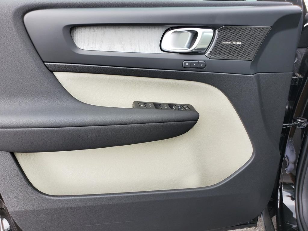 2026 Volvo XC40 Plus - Photo 3