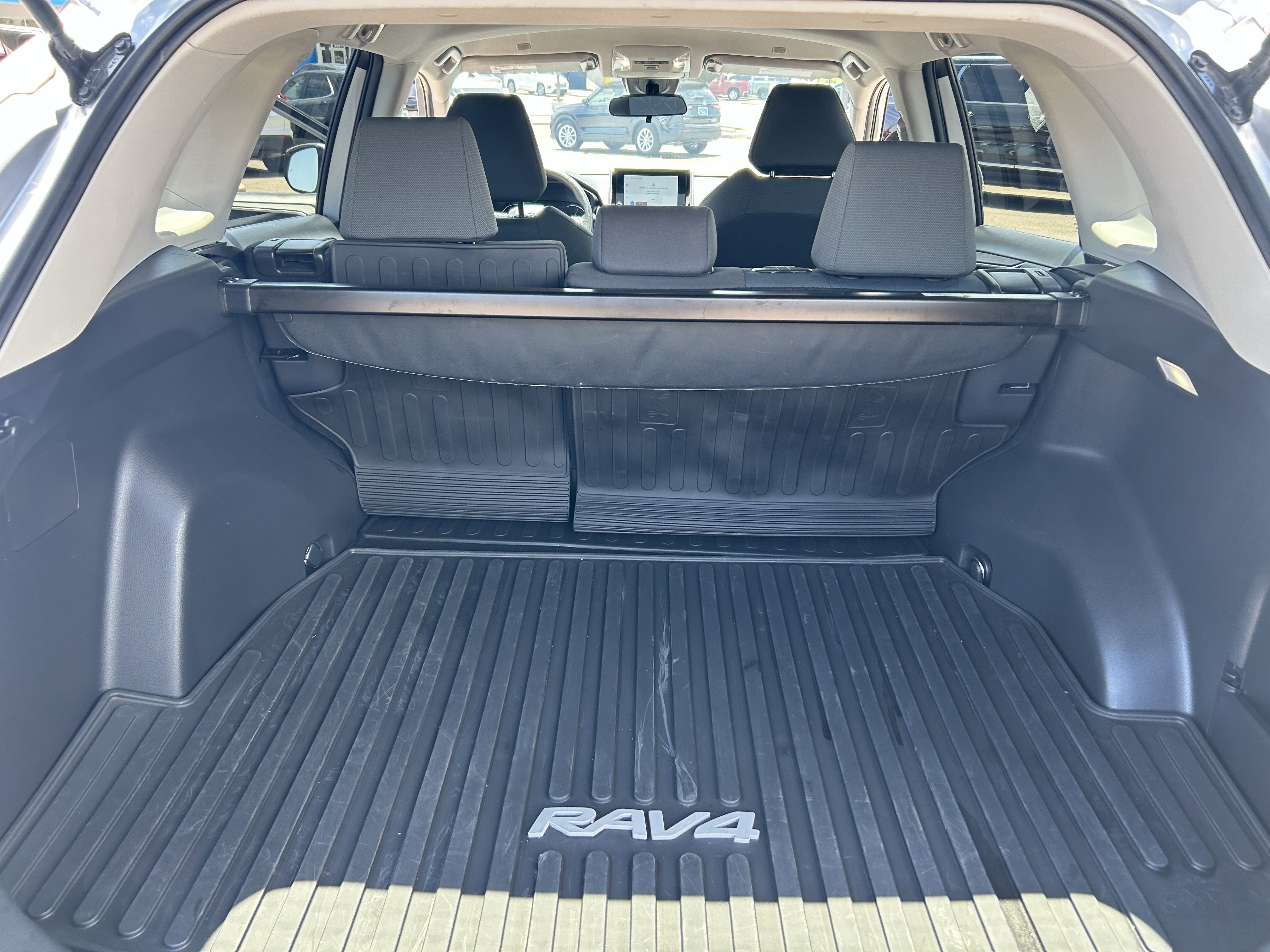 2025 Toyota RAV4 XLE - Photo 10